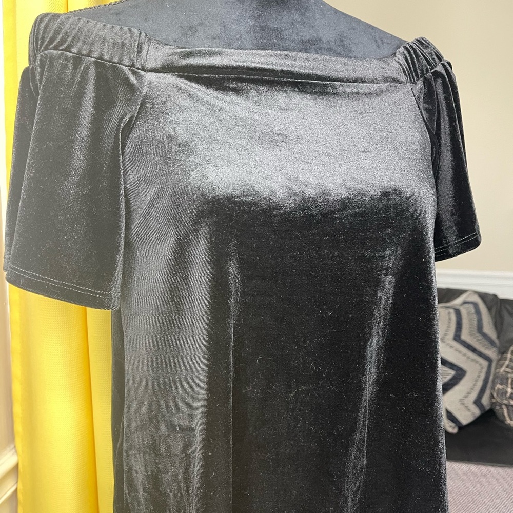 NWT One Love Clothing Off--Shoulder Black Velvet Top Size:XS